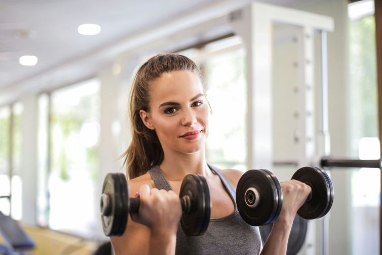 pexels-girl-dumbbell4-scaled